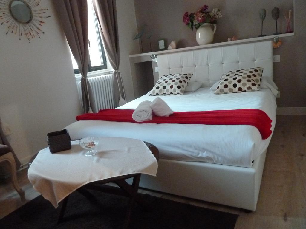 Chambre D'Hotes "Le Village" Villenouvelle Exteriör bild